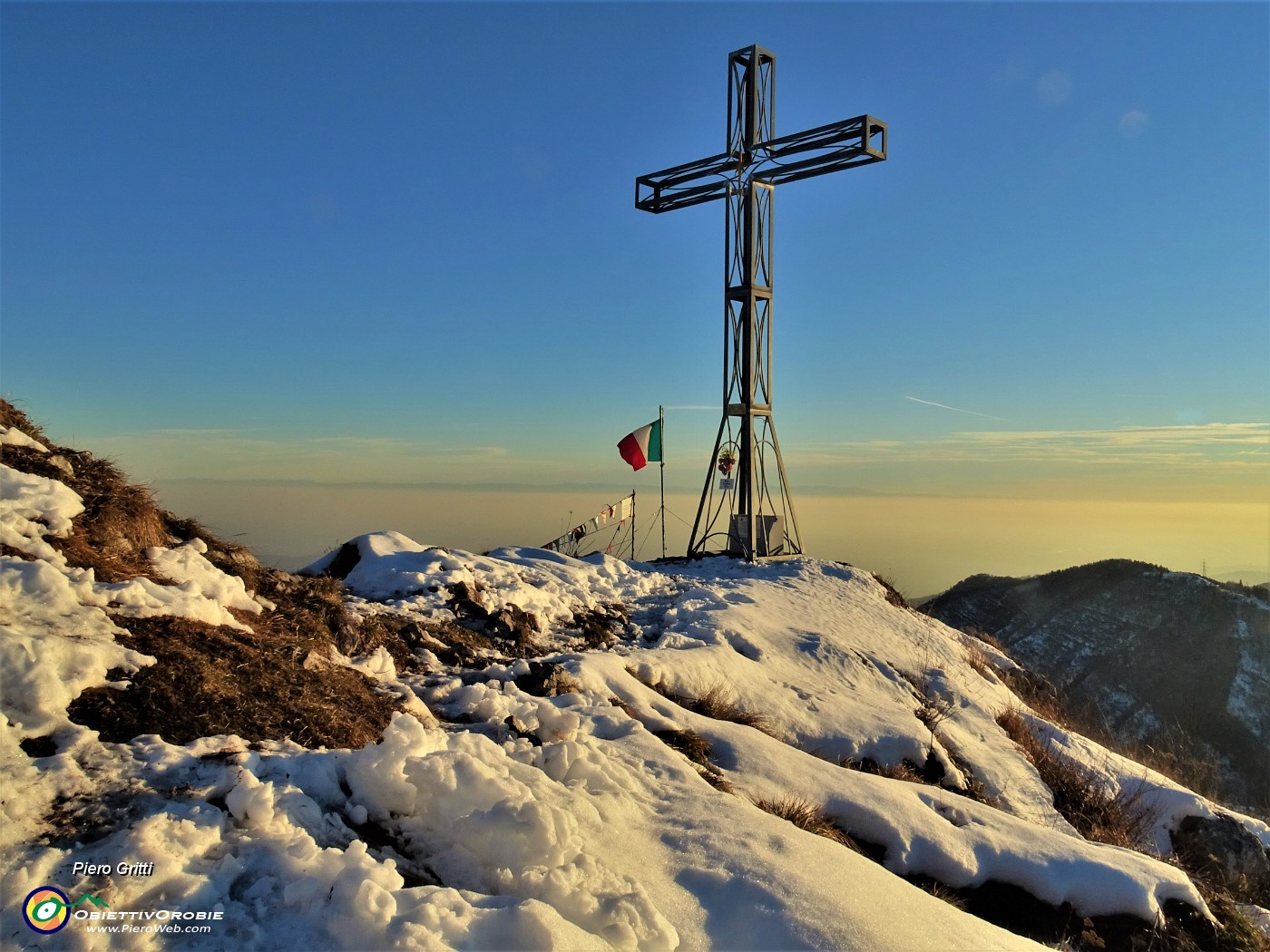 71 La bella croce posta da pochi anni baciata dal sole che volge al tramonto.JPG